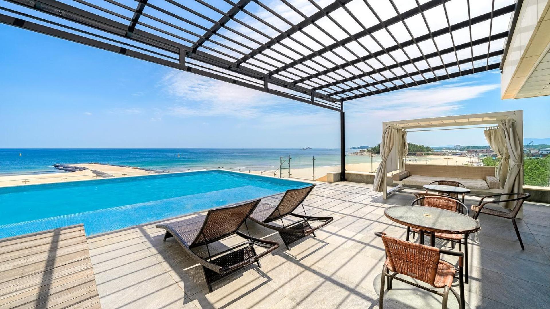 Goseong Moneblue Pension Exterior photo